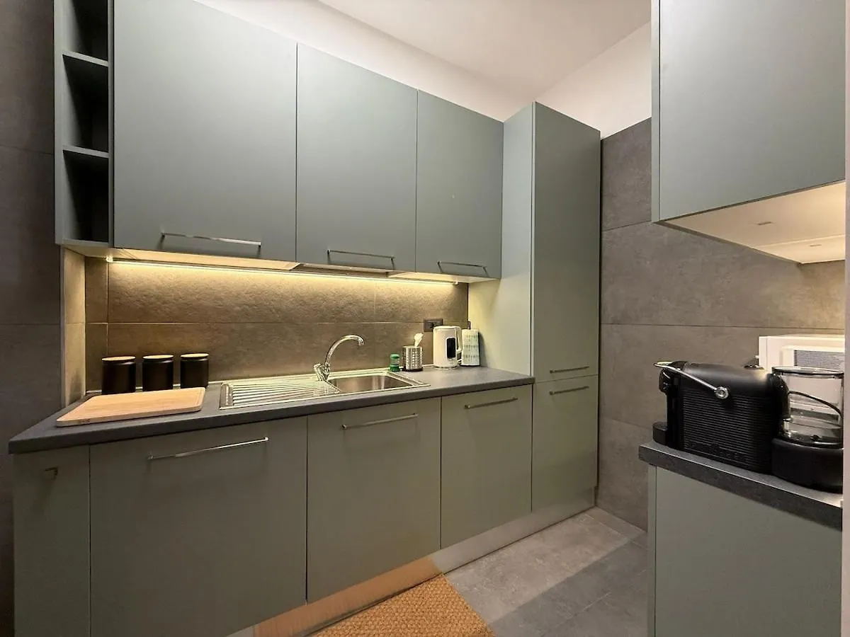 Wide & Bright 2 Bedroom Flat 50M From M4 Station Milão 0*,  Itália