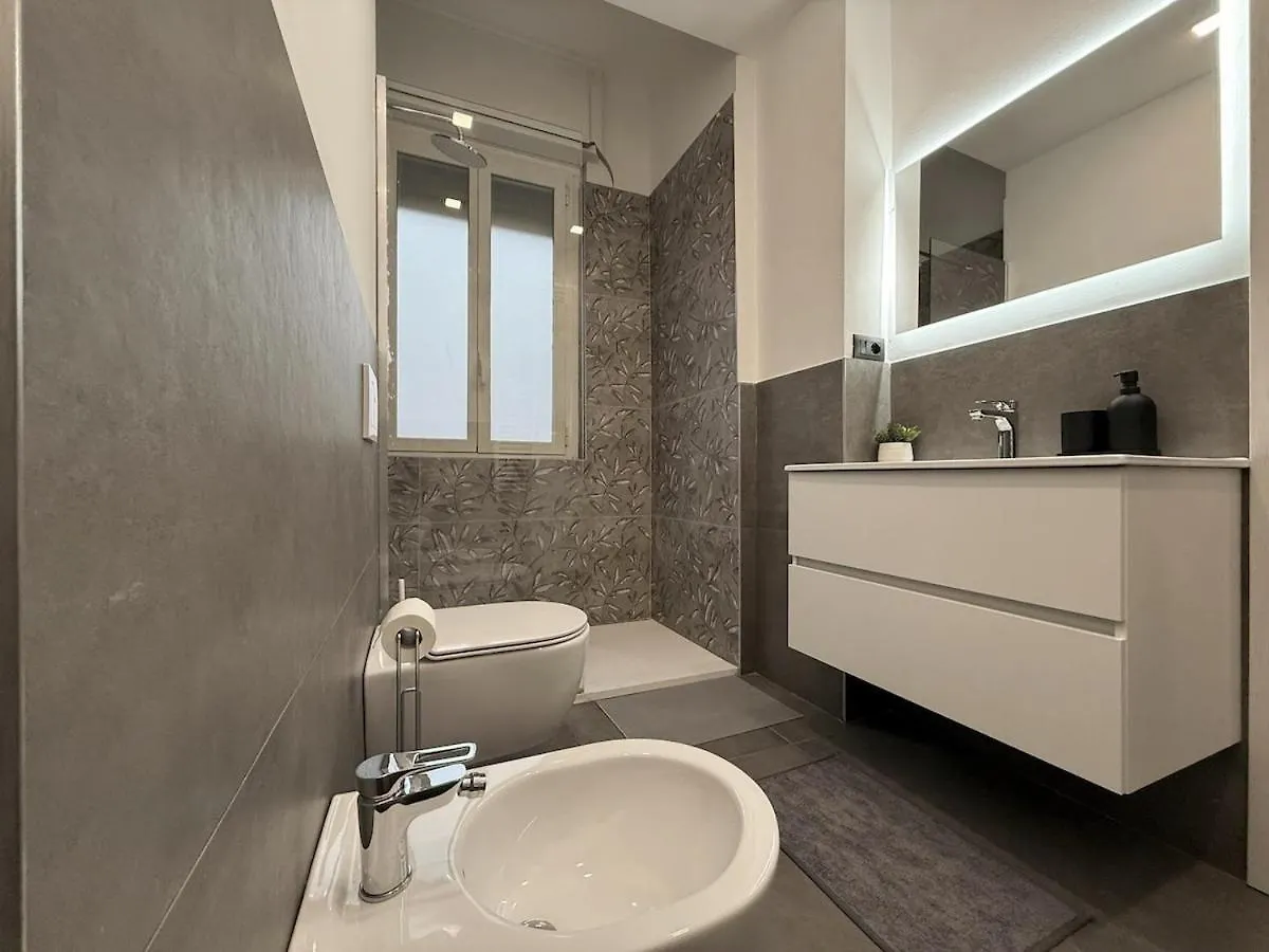 Wide & Bright 2 Bedroom Flat 50M From M4 Station 밀라노 아파트
